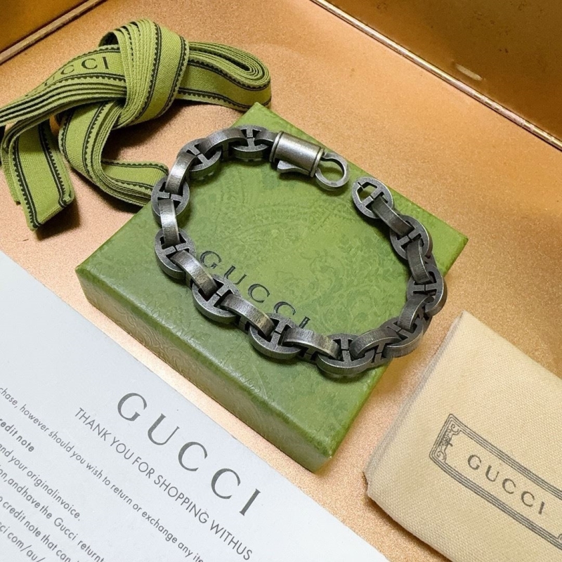 G*u*i bracelets
